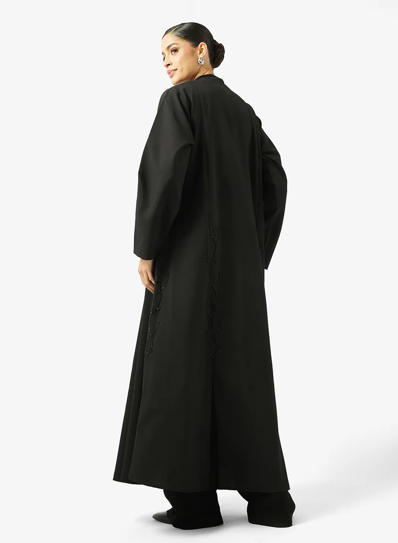 هيا كلوزيت عباية بياقة مستديرة مزينة بالزهور